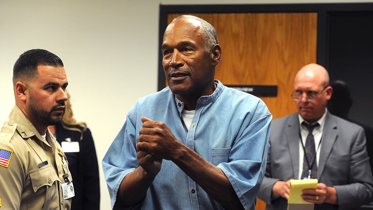 OJ Simpson réagit après avoir appris qu'il avait obtenu une libération conditionnelle au centre correctionnel de Lovelock