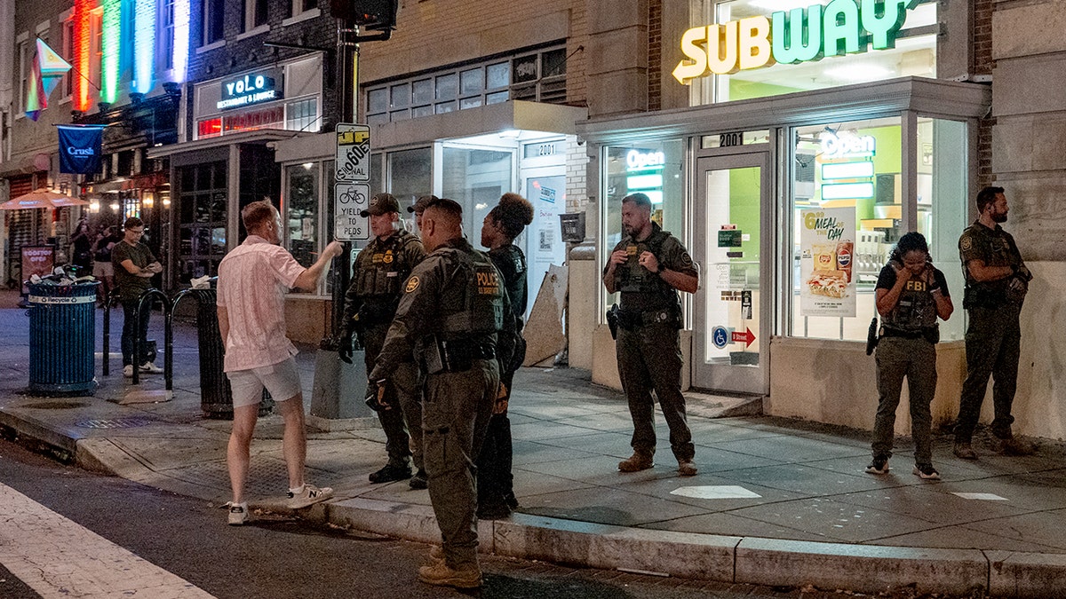 Les agents du FBI et de la patrouille frontalière s'entretiennent avec Sean Charles Dunn,