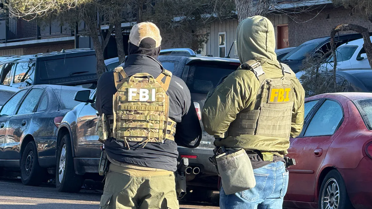 Deux agents du FBI côte à côte à Denver