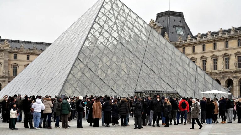 La directrice du Louvre, Laurence des Cars, démissionne après un braquage de 102 millions de dollars