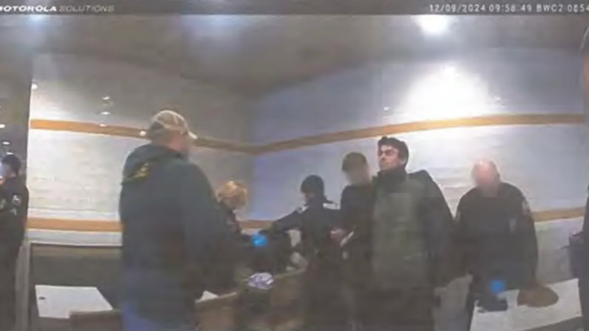 Images de la caméra corporelle de Luigi Mangione interrogé par la police dans un McDonalds d'Altoona, en Pennsylvanie.