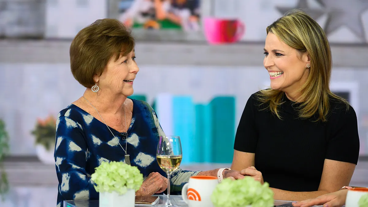 Savannah Guthrie, Nancy Guthrie et Jenna Bush Hager assises ensemble sur un plateau de talk-show.