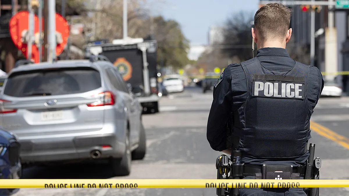 Officier de police sur les lieux d'une fusillade à Austin, Texas