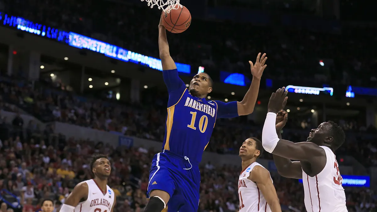 Le lay-up de Kevin Mays