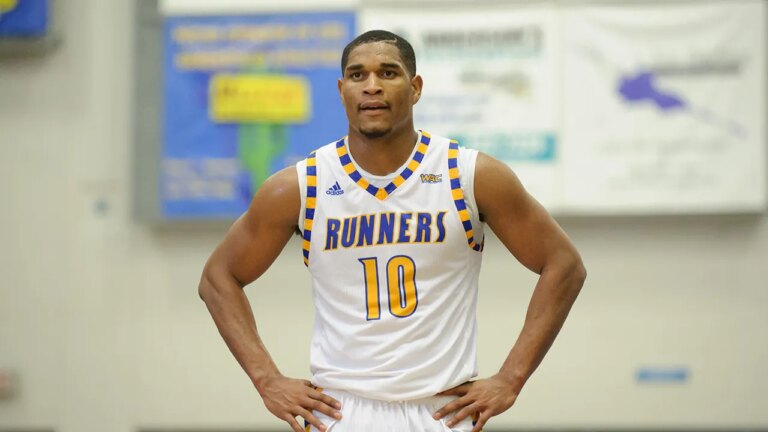 L&rsquo;ancien entraîneur de Cal State Bakersfield aurait également joué le rôle de proxénète : rapport