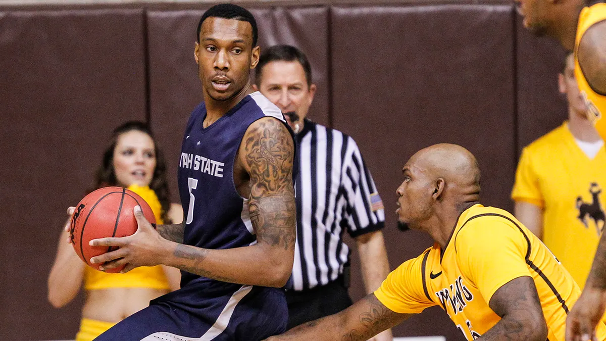 Jarred Shaw fait reculer son adversaire