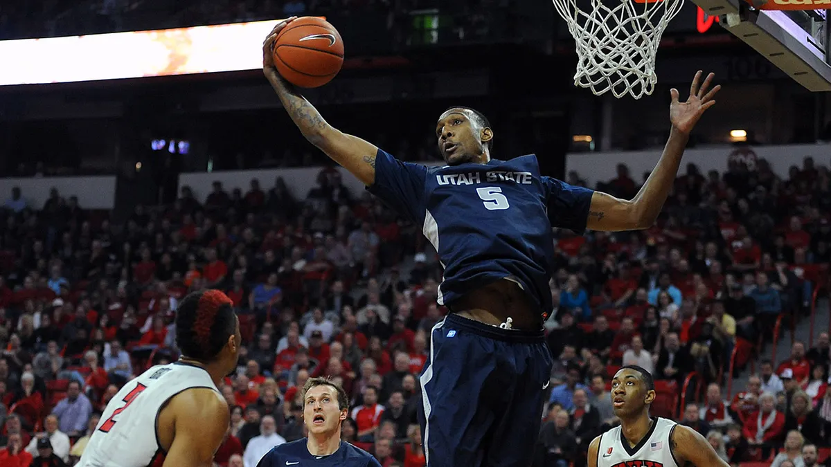 Jarred Shaw tente un dunk
