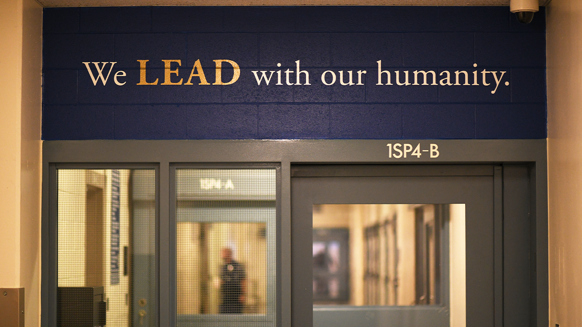 Une vue extérieure du centre de détention Van Cise-Simonet à Denver, Colorado