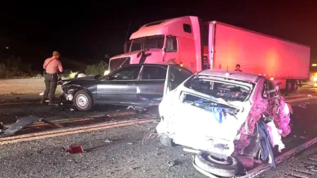 Une scène de carambolage impliquant plusieurs voitures