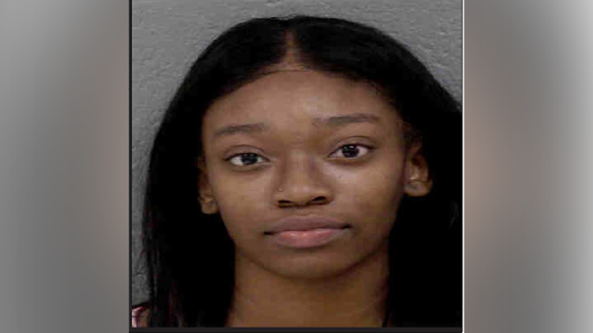Tanaezah Michelle Austin prend une photo après son arrestation dans le cadre d'une enquête sur une prise de contrôle de la rue Charlotte