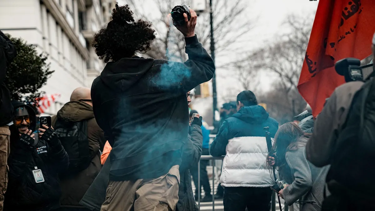 Un homme semble lancer un engin explosif artisanal sur la foule