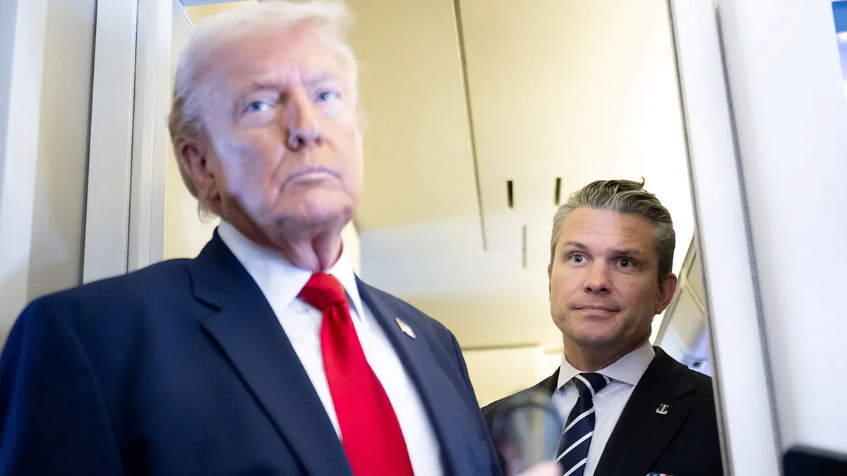Le président Trump et le secrétaire à la Guerre Pete Hegseth. 