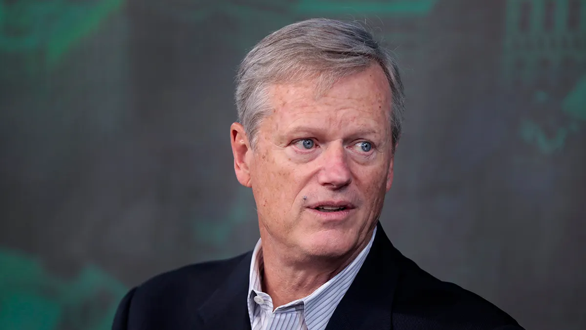 Charlie Baker est interviewé
