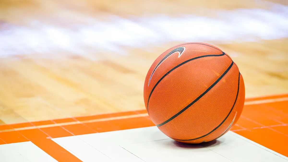 Basket-ball sur un terrain vide