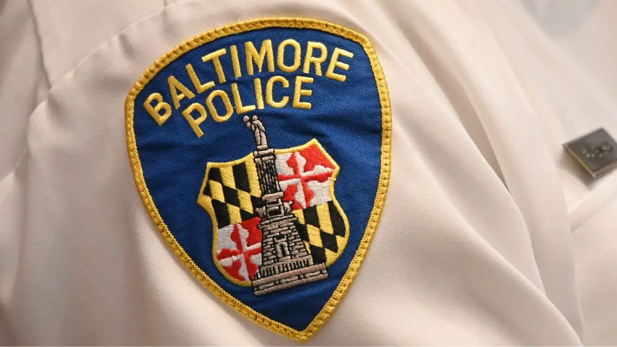 Gros plan d'un écusson du service de police de Baltimore sur une manche d'uniforme.
