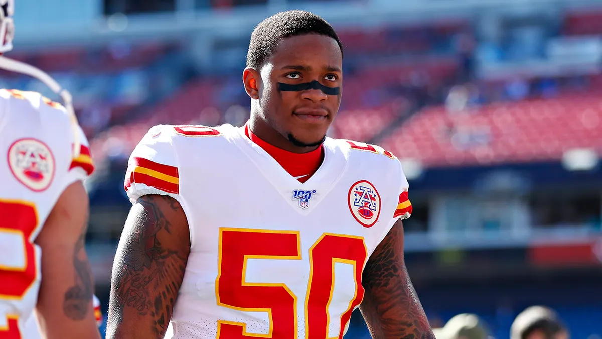 Darron Lee regarde sur le terrain