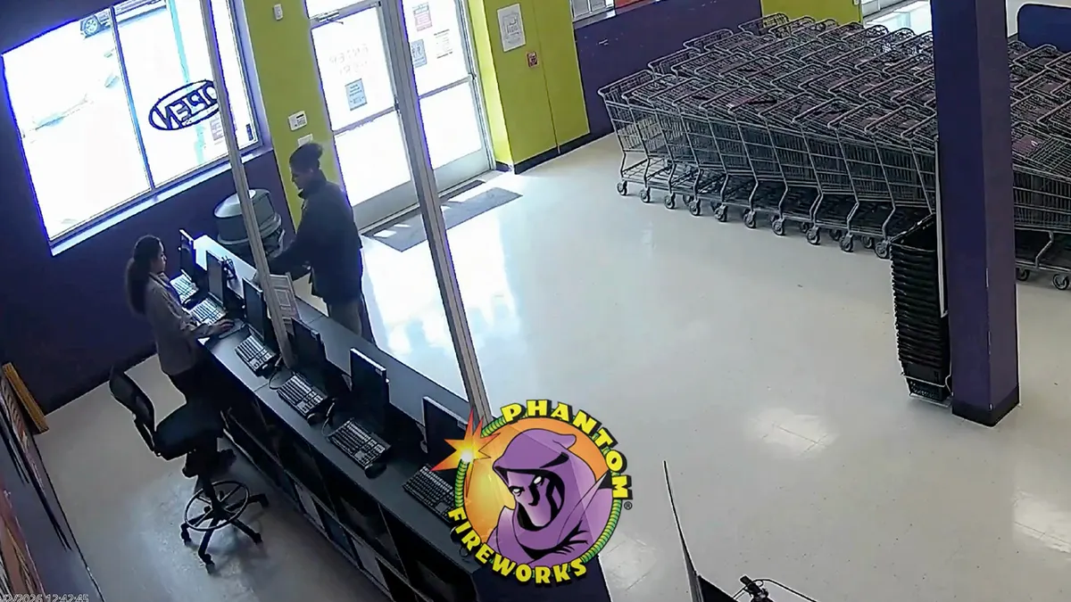 Emir Balat au comptoir d'un magasin de feux d'artifice