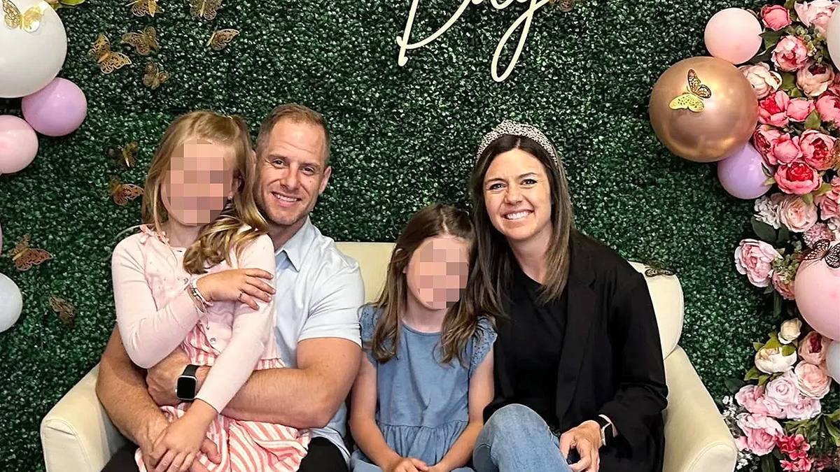 Ashley et Caleb Flynn sur une photo non datée avec leurs deux enfants.