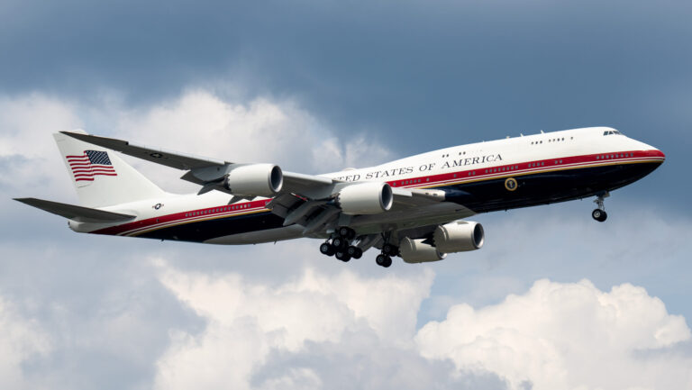 Les Démocrates du Sénat demandent des réponses à l&rsquo;Armée de l&rsquo;Air et à un entrepreneur sur la conversion de l&rsquo;Air Force One, dotée d&rsquo;un talent qatari