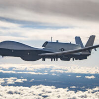 Le projet de l&rsquo;OTAN d&rsquo;acheter des drones Triton : trois applaudissements, deux inquiétudes