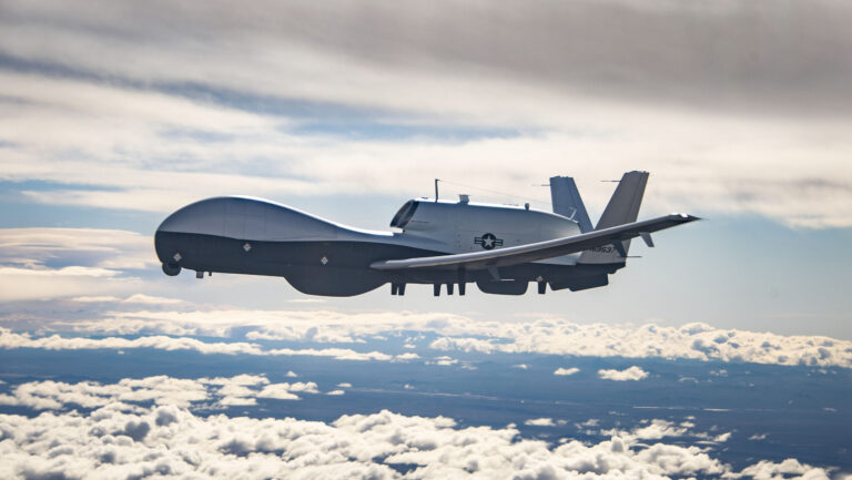 Le projet de l&rsquo;OTAN d&rsquo;acheter des drones Triton : trois applaudissements, deux inquiétudes