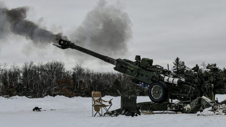 L&rsquo;armée est bien en deçà de son objectif de production de munitions de 155 mm, les installations du Texas sous les projecteurs