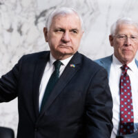 Les démocrates du Sénat bloquent la NDAA en raison des inquiétudes concernant la guerre en Iran et le budget