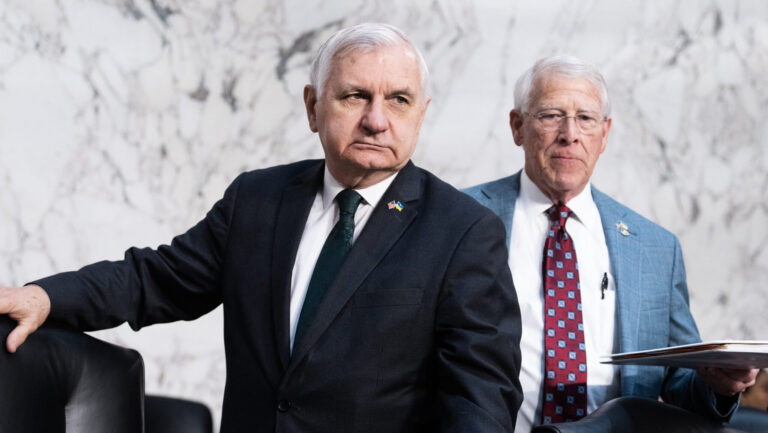 Les démocrates du Sénat bloquent la NDAA en raison des inquiétudes concernant la guerre en Iran et le budget