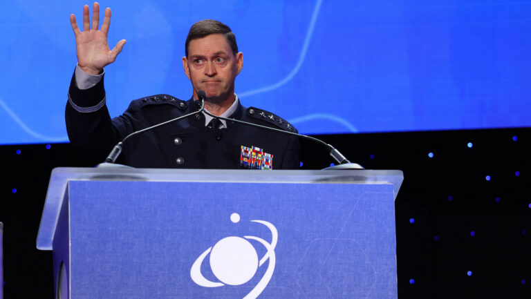 À la veille de sa retraite, Saltzman défend le rôle de l&rsquo;armée comme « ballast » pour la démocratie