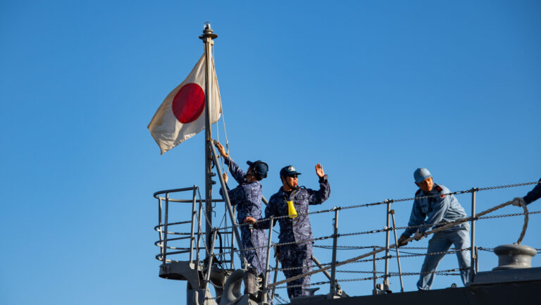 Le Japon et le Vietnam envisagent de travailler ensemble sur des « péniches de débarquement rapide »