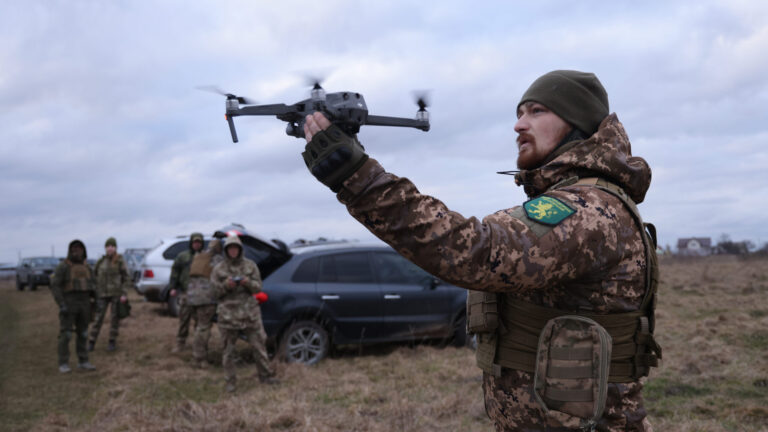 L&rsquo;UE et l&rsquo;Ukraine signent un accord sur les drones pour accélérer la production de systèmes sans pilote