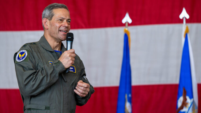 Le chef de l&rsquo;USAF Wilsbach parle des leçons de l&rsquo;Iran, du vol du T-7 et des retards du F-35