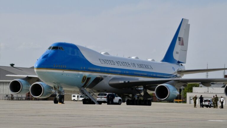 Boeing s&rsquo;attend à des coûts supplémentaires pour Air Force One pour une livraison en 2028, selon le PDG de la Défense