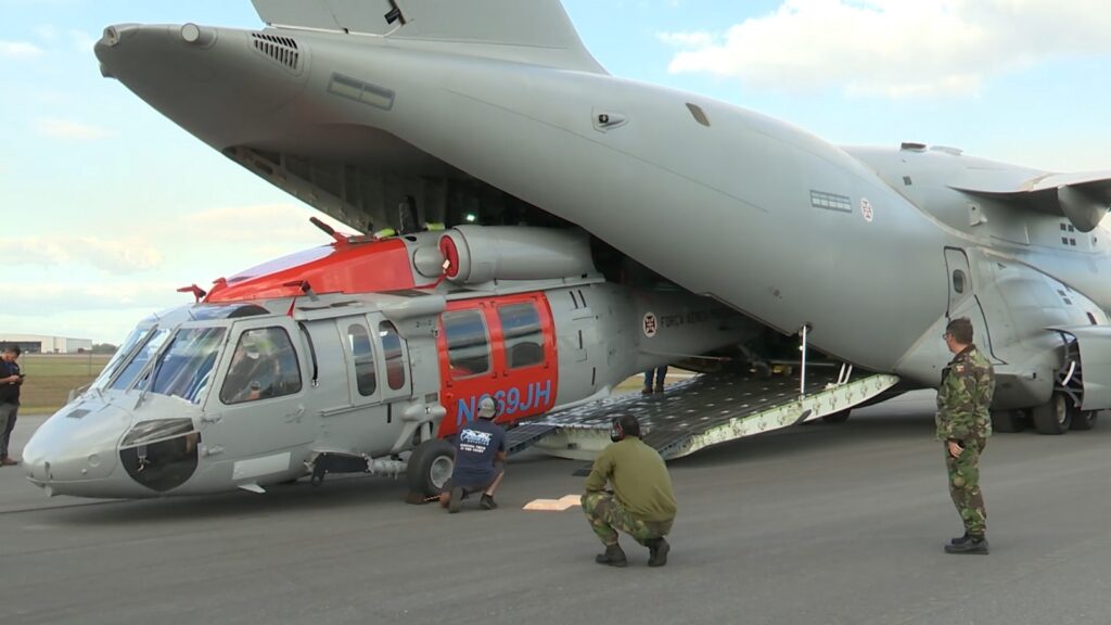 Le système de chargement du KC-390 a été conçu pour offrir de la flexibilité aux arrimeurs, et il peut transporter des hélicoptères comme le Black Hawk sans retirer ses têtes de rotor. (Photo de l'armée de l'air portugaise)