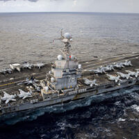 Trump ordonne le retour des catapultes à vapeur sur les porte-avions et le cinquième chantier naval public