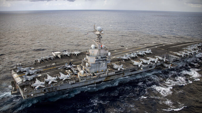 Trump ordonne le retour des catapultes à vapeur sur les porte-avions et le cinquième chantier naval public