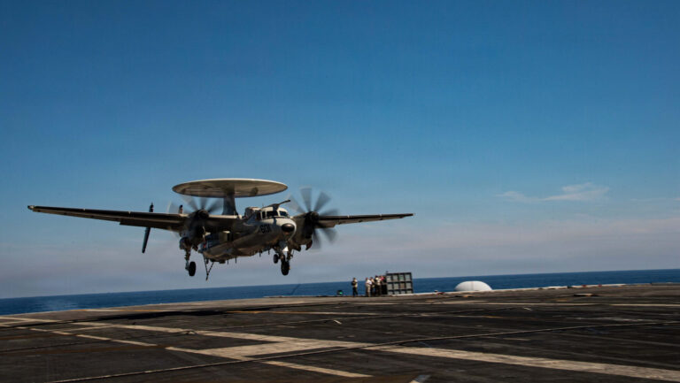 La Marine autorise la mise à niveau du E-2D Advanced Hawkeye