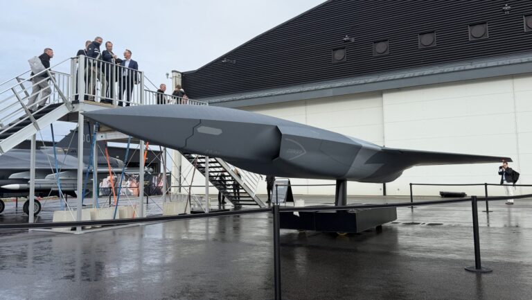 Saab présente un fidèle drone ailier qu&rsquo;il espère offrir à l&rsquo;armée de l&rsquo;air suédoise