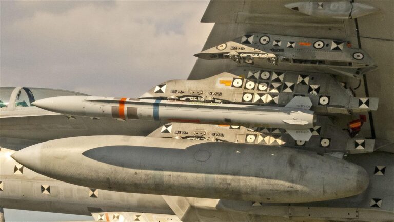 Le Japon cherche de nouveaux missiles à portée étendue dans le cadre d&rsquo;une demande de budget de défense record de 55 milliards de dollars