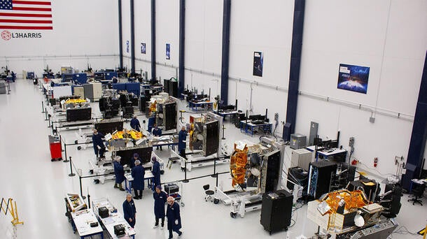 L3Harris Technologies a atteint la production à pleine échelle dans ses installations d'intégration et de test de satellites récemment agrandies en Floride. Les satellites avancés de suivi de missiles produits là-bas joueront un rôle dans la défense des États-Unis et des pays alliés. (Photo gracieuseté de L3Harris)