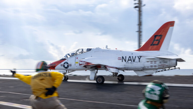 La marine reporte la proposition d&rsquo;un nouveau jet d&rsquo;entraînement et les dates d&rsquo;attribution