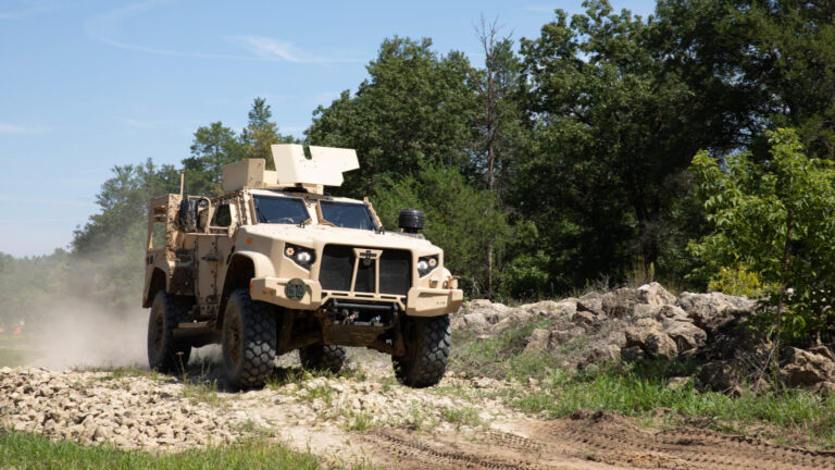 Oshkosh propose l&rsquo;option du pont JLTV pour le Corps des Marines, mais la date limite approche
