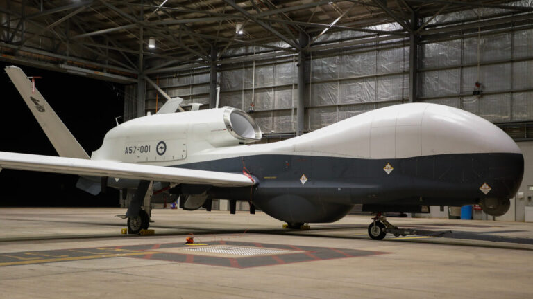 Les MQ-4C Tritons australiens et les MC-55A Peregrines atteignent leur capacité opérationnelle initiale