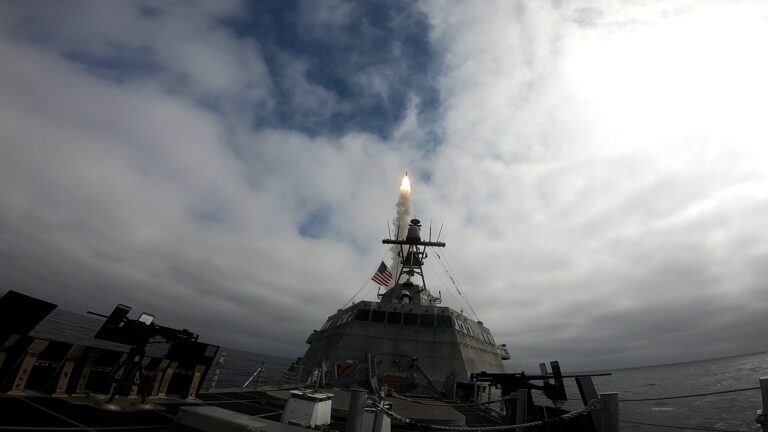 Les États-Unis et le Royaume-Uni testent le SM-6 et d&rsquo;autres missiles sur la frégate cible SINKEX
