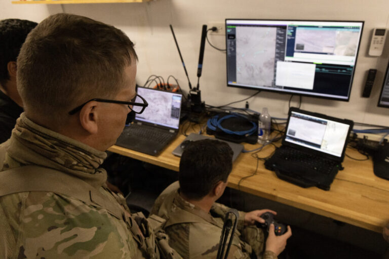 L&rsquo;armée est « propriétaire de la nuit » ; maintenant il doit posséder le spectre électromagnétique
