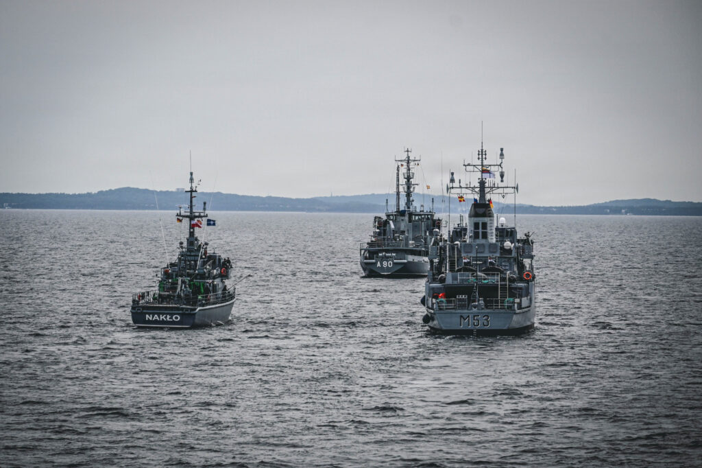 Le navire d'enquête de classe Buyskes de la marine lettone LVNS Varonis (A 90), le dragueur de mines de classe Gardno de la marine polonaise, ORP Nakło (640), et le navire de lutte contre les mines de classe Hunt de la force navale lituanienne LNS Skalvis (M 53) traversent la mer Baltique à la vapeur dans le cadre des opérations baltes.