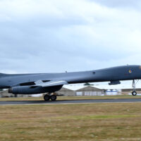 Après le départ des B-1 d&rsquo;Angleterre, les analystes soulignent les options limitées et l&rsquo;importance de la défense de la base