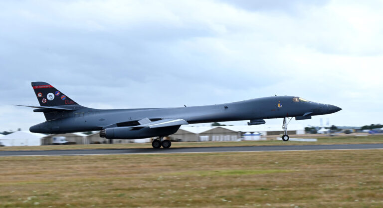 Après le départ des B-1 d&rsquo;Angleterre, les analystes soulignent les options limitées et l&rsquo;importance de la défense de la base