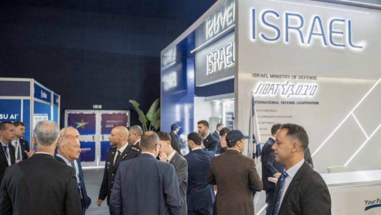 En premier lieu, des entreprises israéliennes et une délégation exposées au salon aéronautique de Marrakech au Maroc
