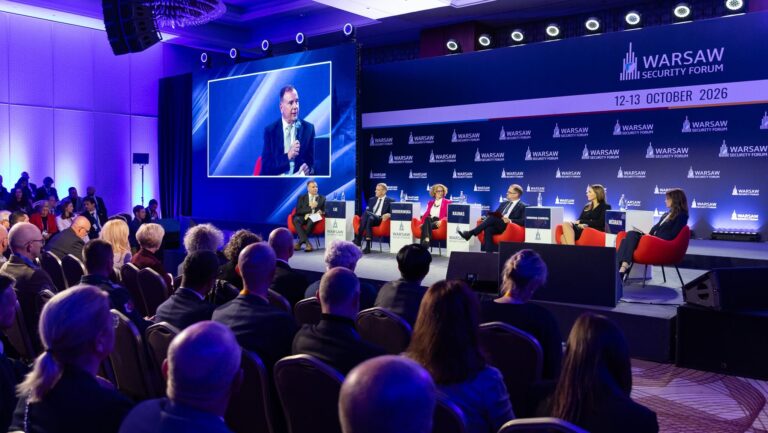 Le ministre polonais de la Défense appelle l&rsquo;industrie américaine à établir des installations européennes